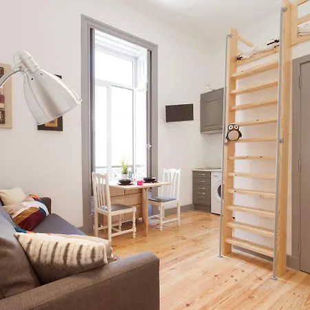 Spacious Two-level 1 Bedroom 1 Dboule Bed In Prime Location *