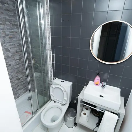 Spacious Two-level 1 Bedroom 1 Dboule Bed In Prime Location * リスボン